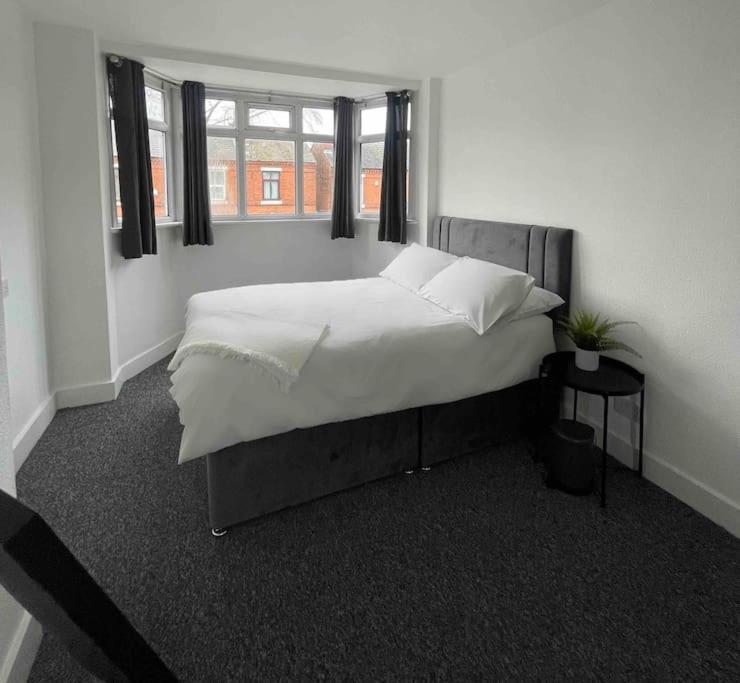 Lovely 3 Bedroom Property With Extensive Parking Birmingham Bagian luar foto