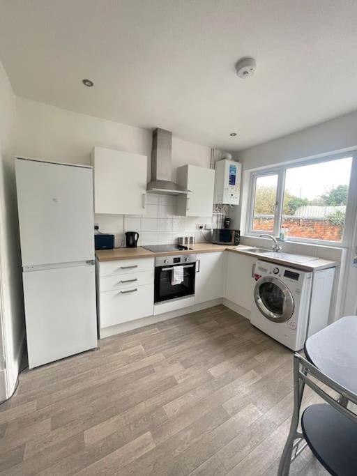Lovely 3 Bedroom Property With Extensive Parking Birmingham Bagian luar foto